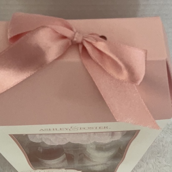 Pink and White Body Lotion Set Ashley and foster - Picture 3 of 5